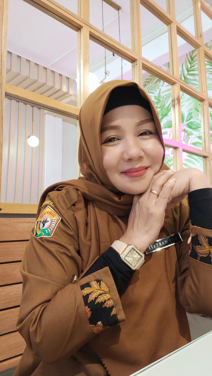 Foto Wali Kelas EVI HARTATI