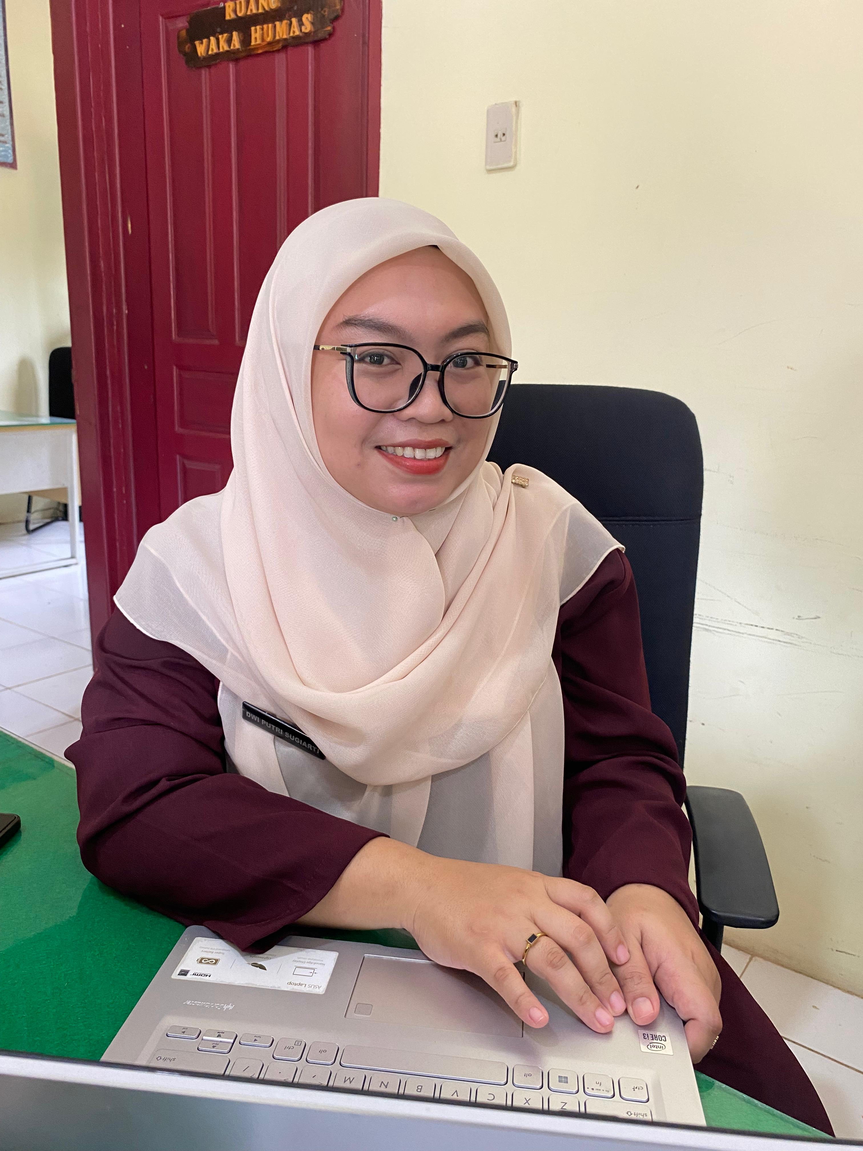 Foto Wali Kelas Dwi Putri Sugiarti, S.TP., Gr