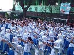 senam di ikuti seluruh anggota sekolah