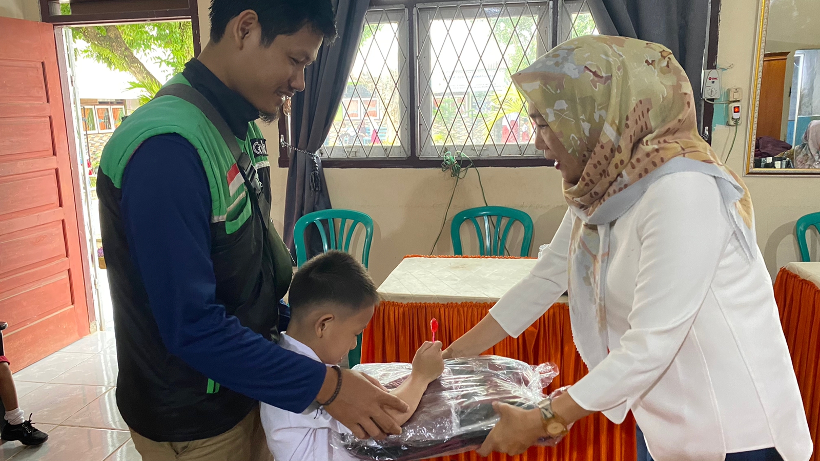 pembagian baju gratis