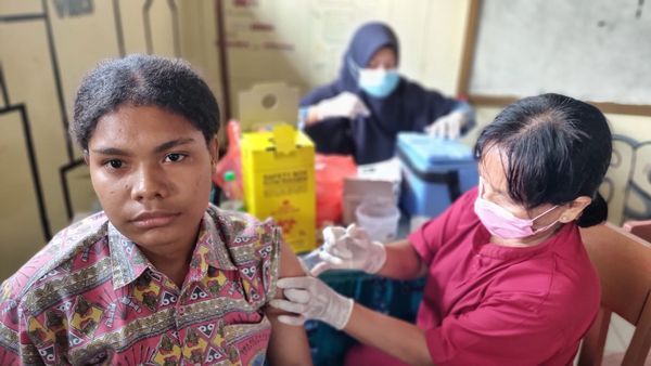 Pemberian imunisasi TT / suntikan kekebalan  untuk melindungi dari penyakit Tetanus bagi wanita usia subur.