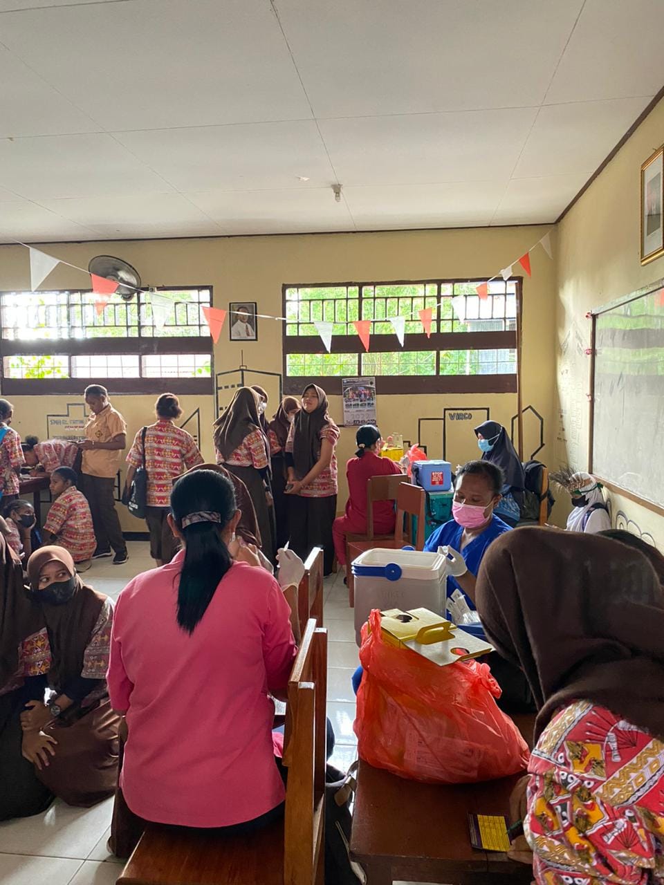 Pemberian imunisasi TT / suntikan kekebalan  untuk melindungi dari penyakit Tetanus bagi wanita usia subur.