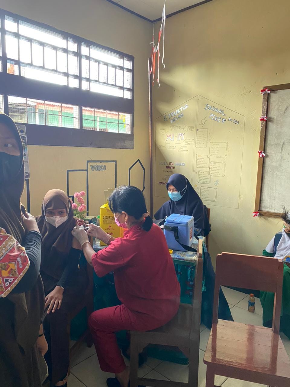 Pemberian imunisasi TT / suntikan kekebalan  untuk melindungi dari penyakit Tetanus bagi wanita usia subur.