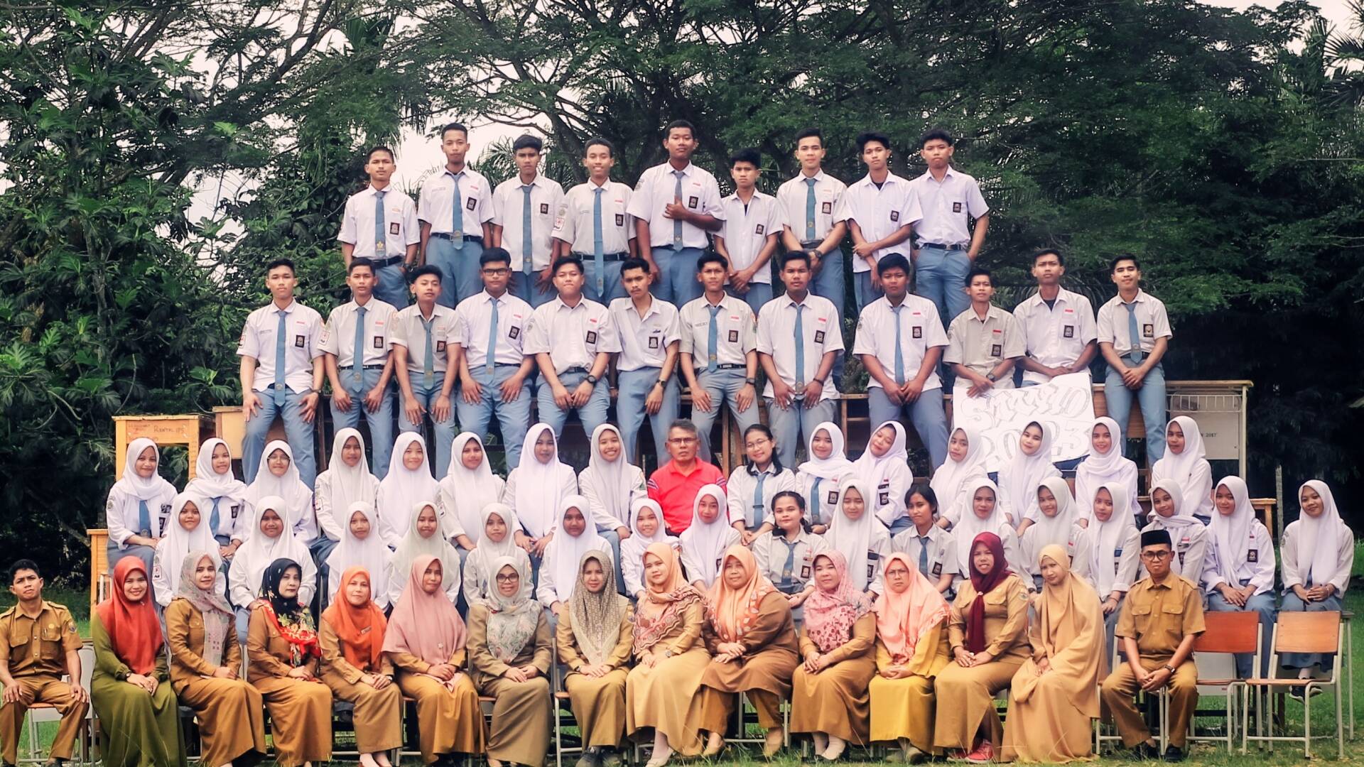 Dewan guru beserta Kelas XII angkatan
