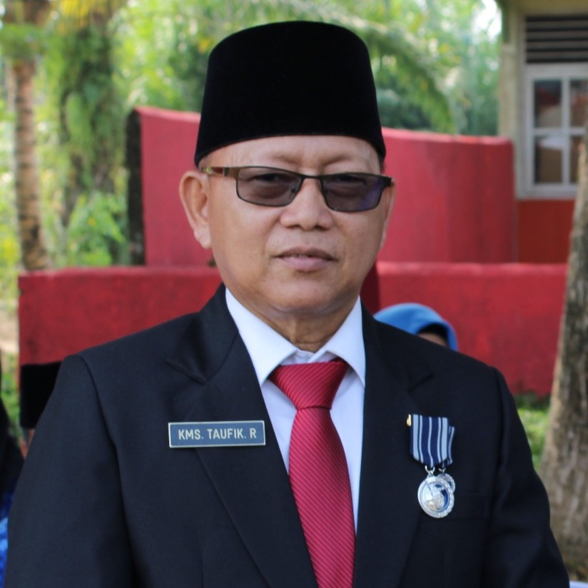 Foto Kepala Sekolah Drs. H. Kms. Taufik Rahman, M.Si.