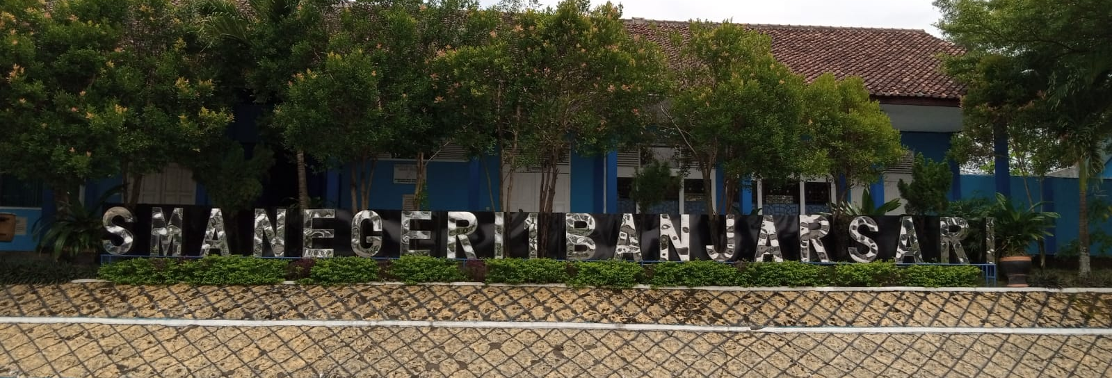 Halaman samping kantor