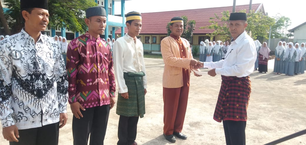 PEMBERIAN PIAGAM PENGHARGAAN