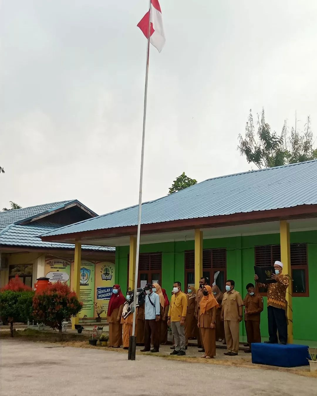 Mengikuti Dengan Seksama