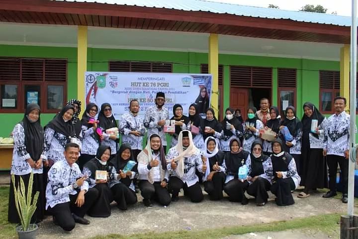 Foto Bersama Guru dan Staff Tata Usaha