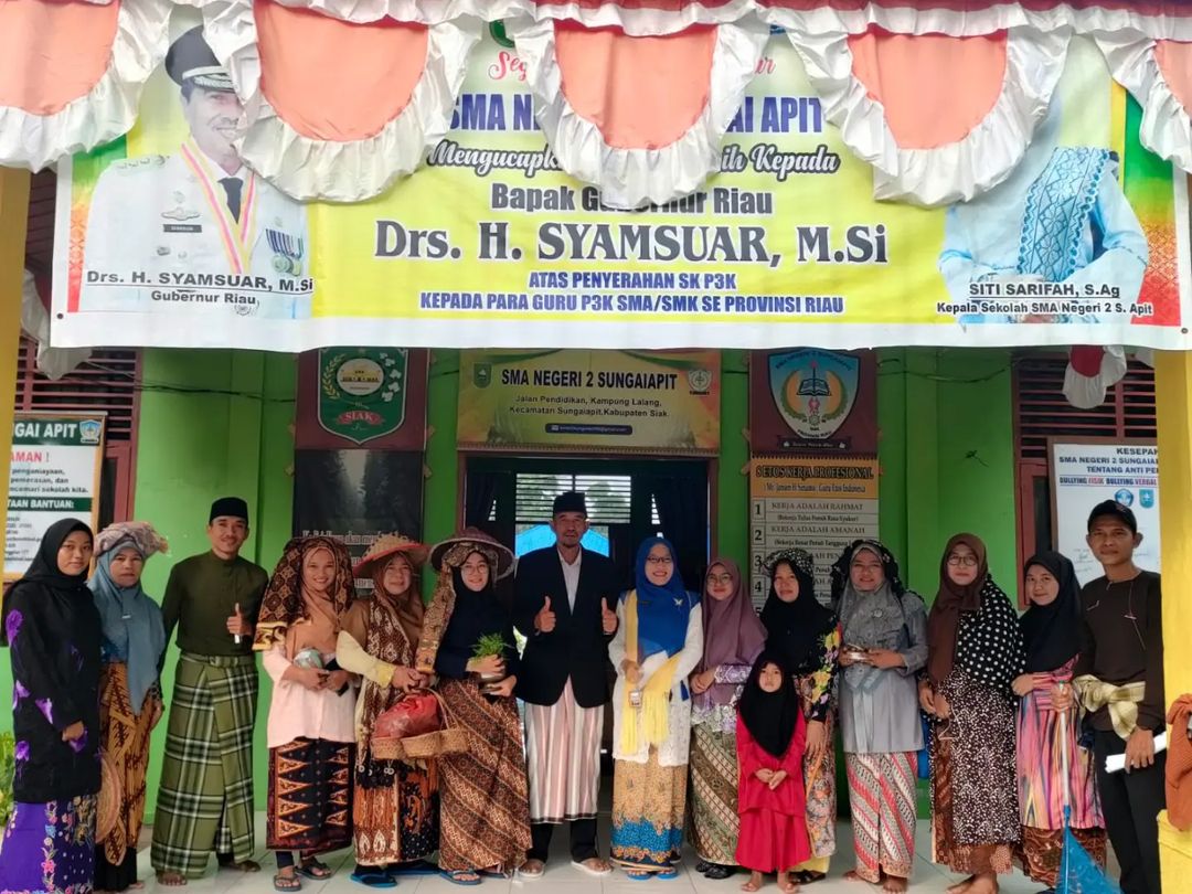 Foto bersama guru dan TU