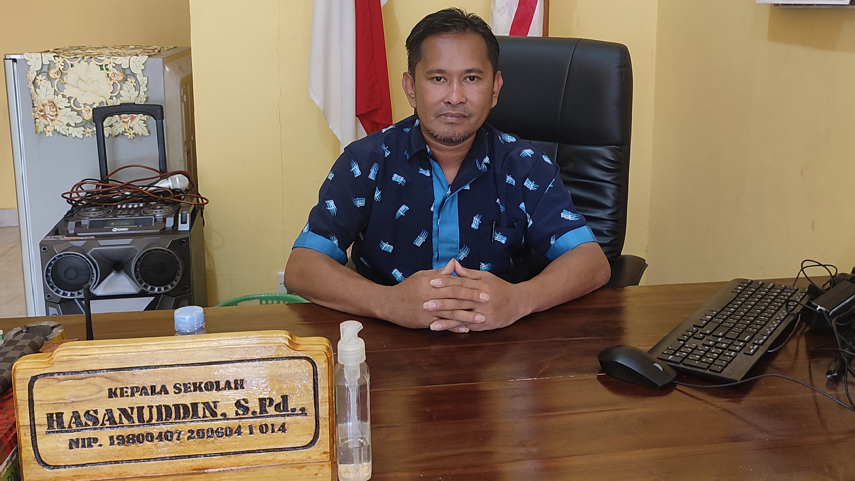 HASANUDDIN, S.Pd (KEPALA SEKOLAH)