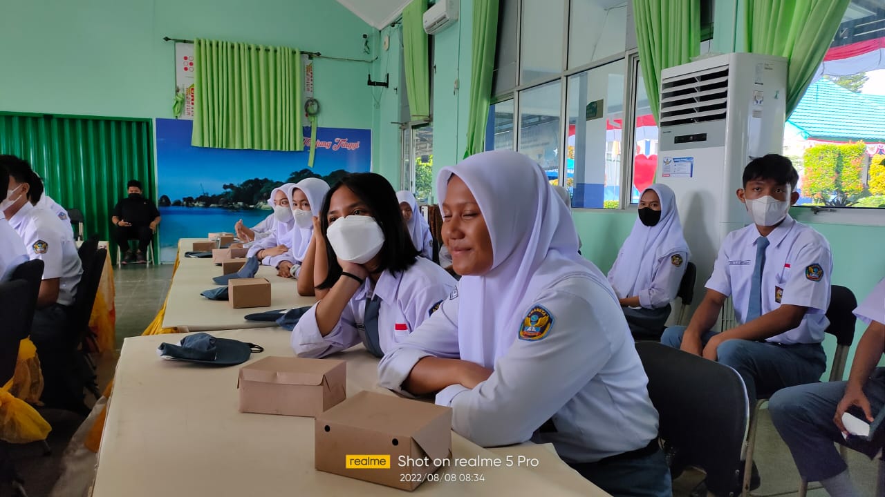 Polwan Goes to School