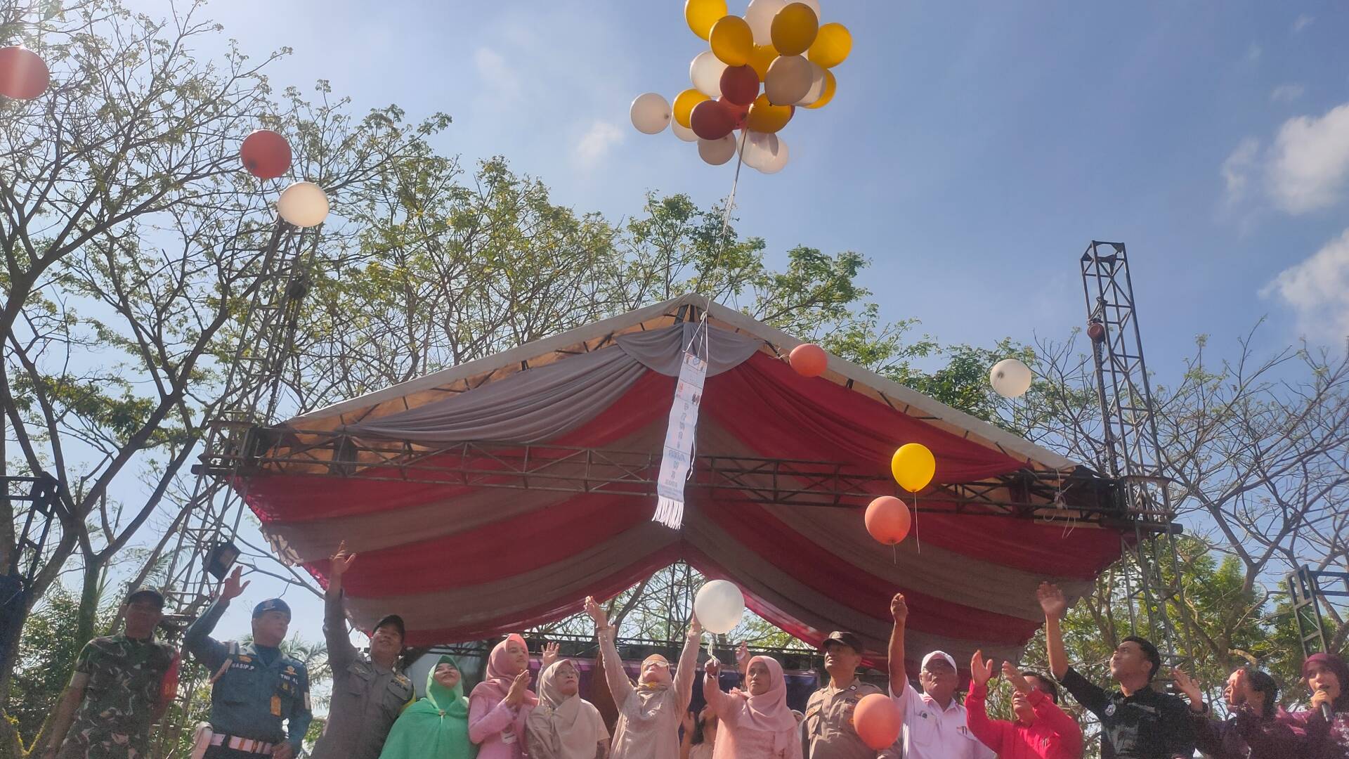 PENGGUNTINGAN PITA DAN PELEPASAN BALON PENTAS SENI SMAN 3 TANJUNGBALAI TAHUN 2025