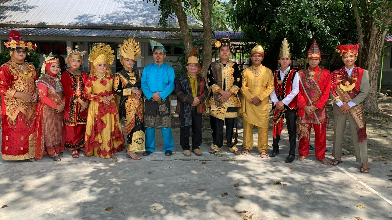 REKOR MURI PAKAIAN ADAT