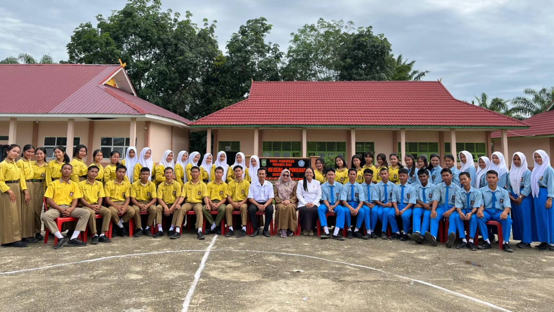 Foto Bersama Kepala Sekolah dan Pengurus OSIS Tahun 2024-2025 dan OSIS Tahun 2025-2026 #sman4pinggir