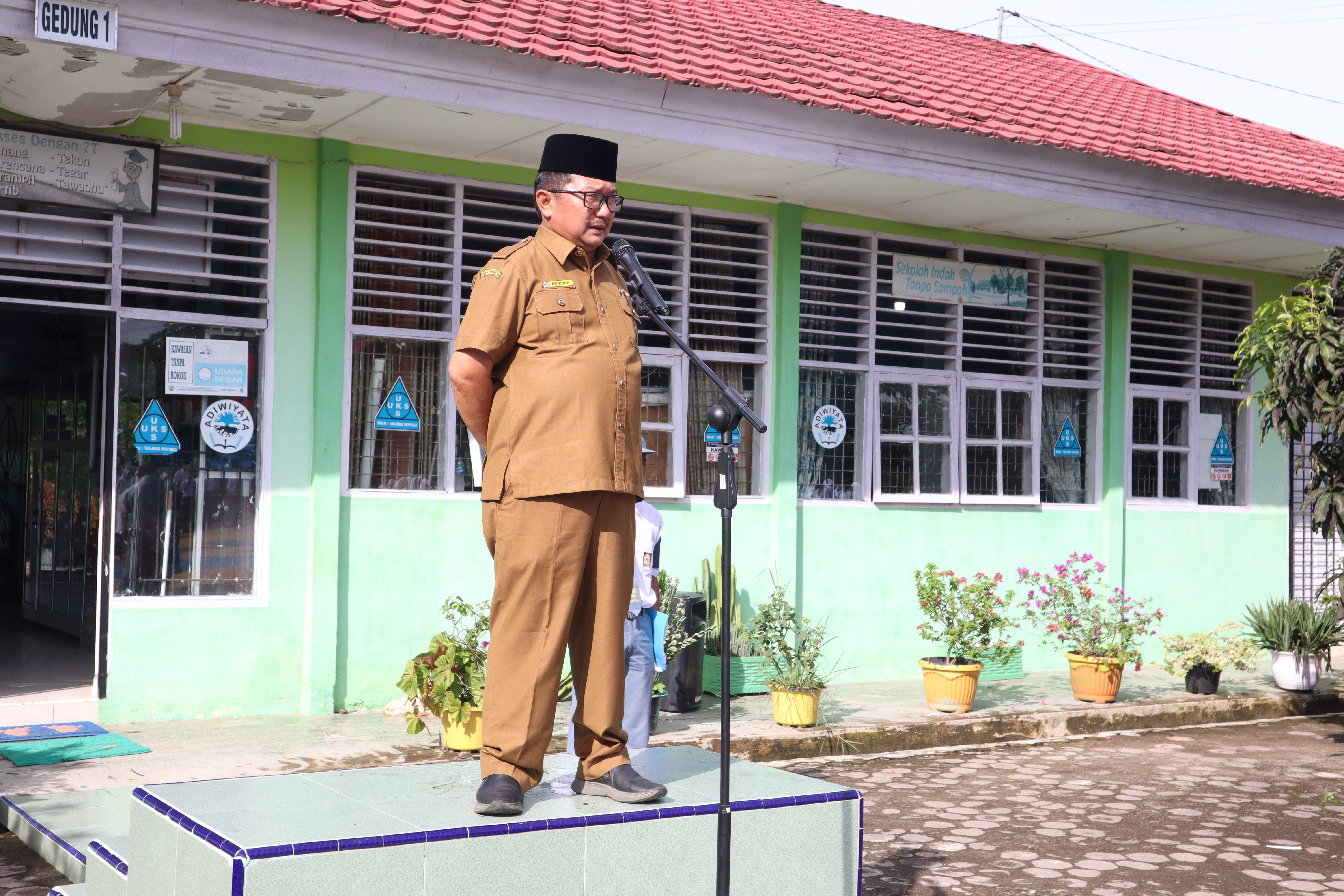 Bapak Kepala Sekolah SMAN 1 TANJUNG MUTIARA