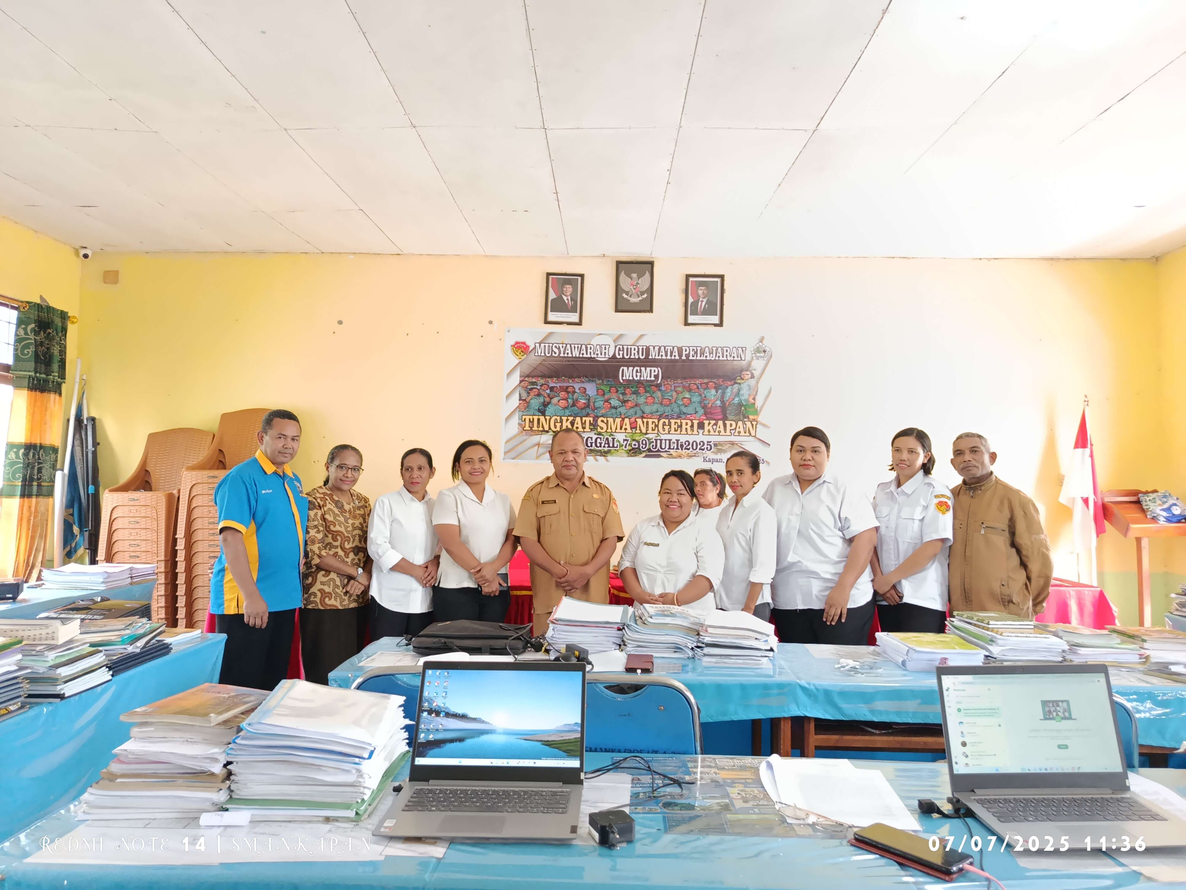 Foto Bersama Pengawas Dan Dewan Guru