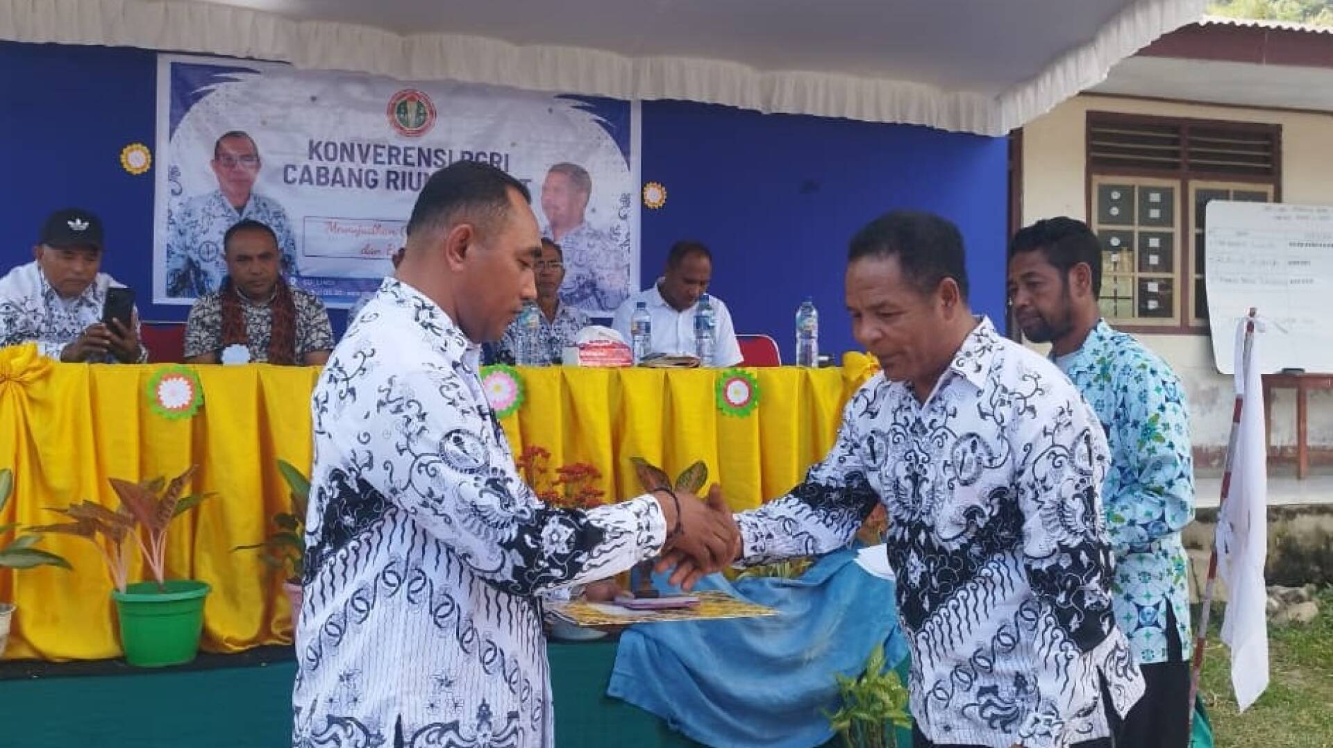 Serah Terima Ketua PGRI - Tingkat Kec. Riung Barat - Lama Ke Ketua PGRI Terpilih