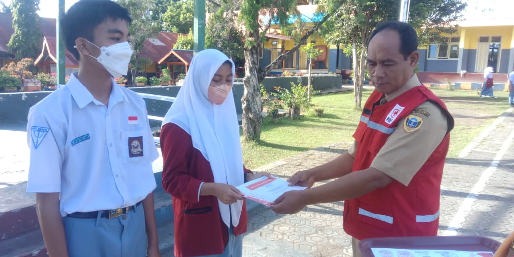 PEMBERIAN HADIH SECARA SIMBOLIS OLEH BAPAK KEPALA SEKOLAH