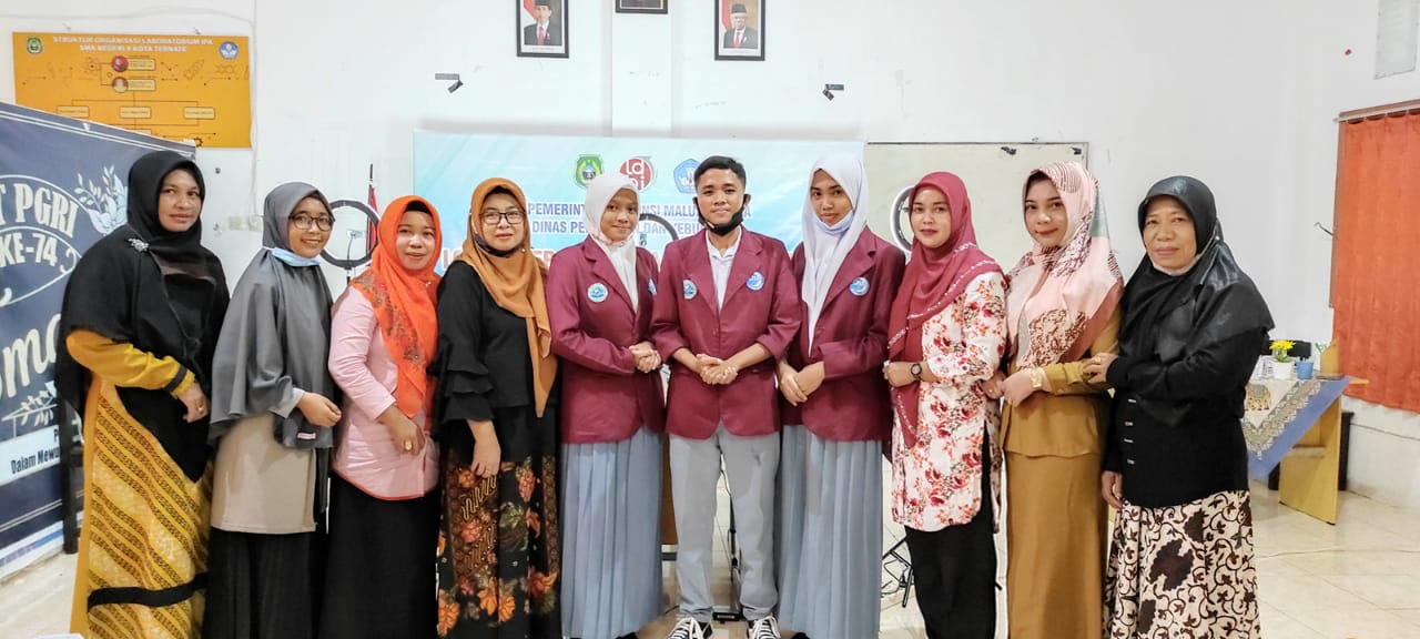 FOTO BESRSAMA PESERTA LOMBA DEBAT BI DAN PEMBIMBING