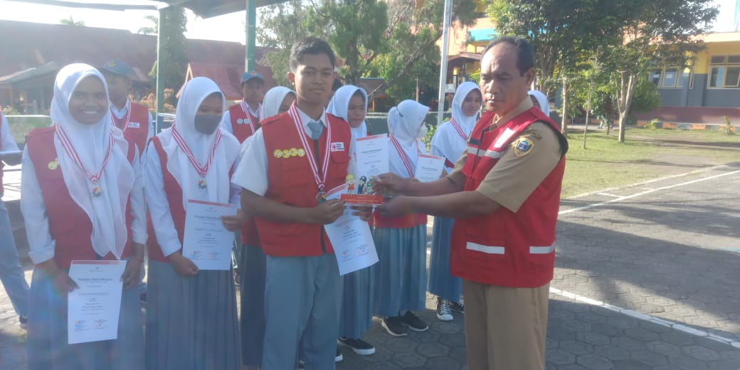 PEMBERIAN HADIH SECARA SIMBOLIS OLEH BAPAK KEPALA SEKOLAH