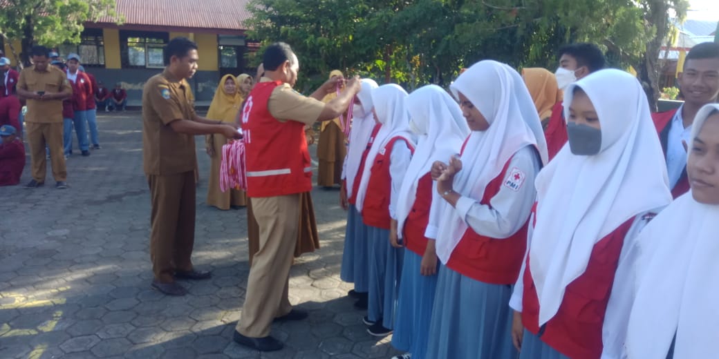 PEMBERIAN HADIH SECARA SIMBOLIS OLEH BAPAK KEPALA SEKOLAH