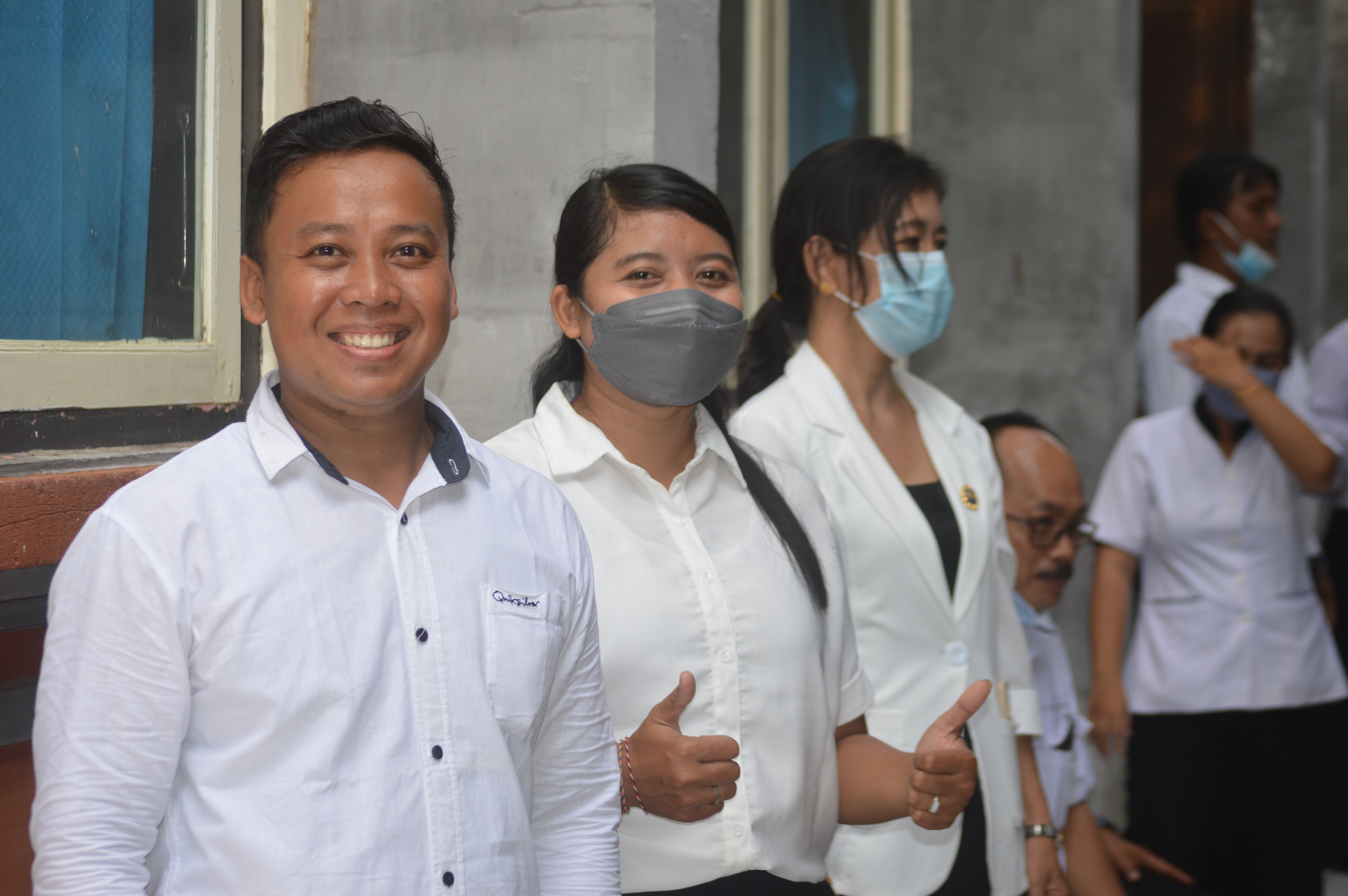 Salam-salaman bersama guru dan TU