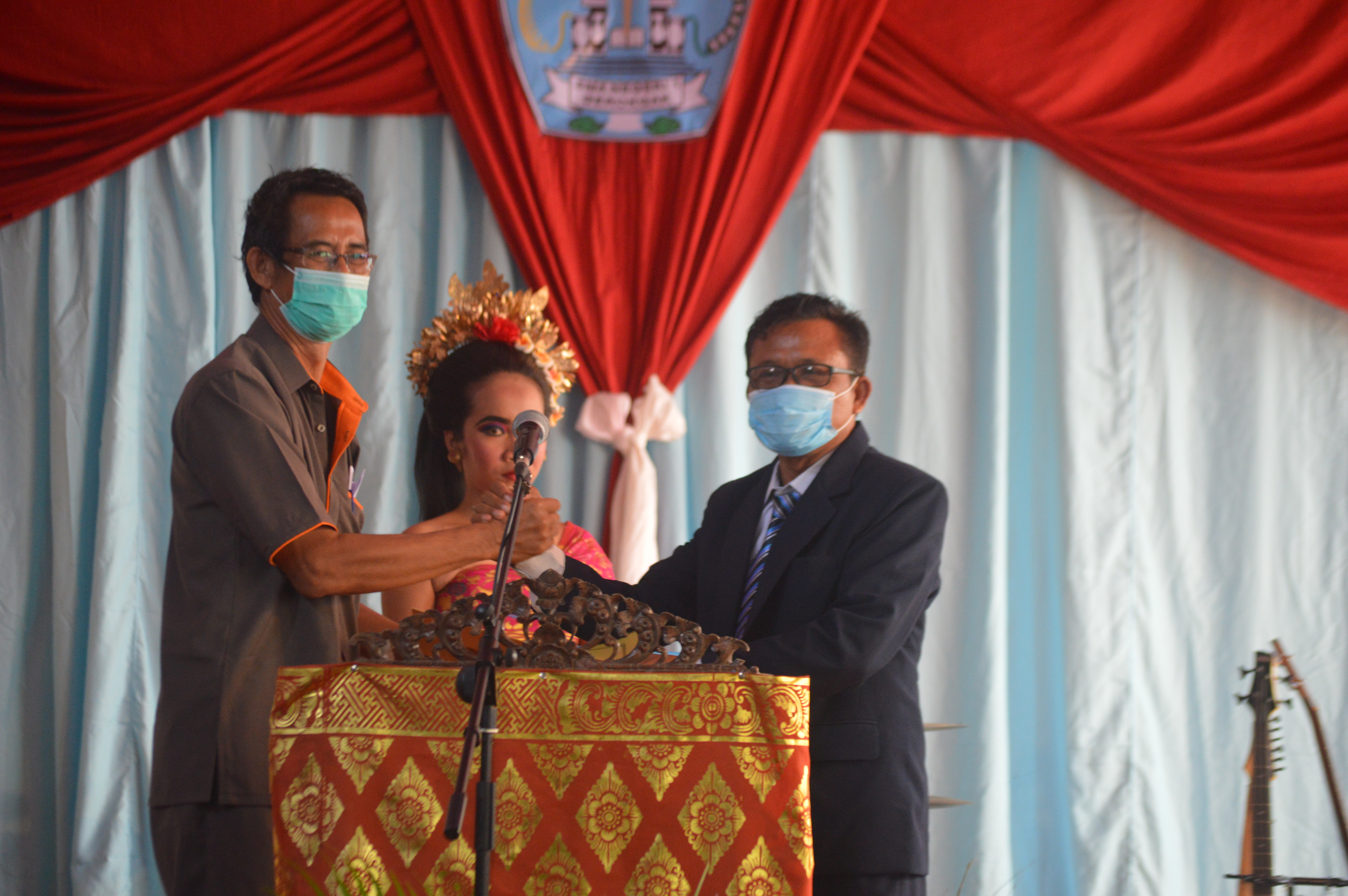 Penyerahan siswa secara simbolis kepada Komite