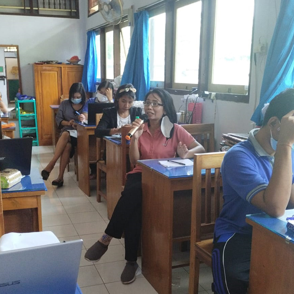 Perwakilan MGMP Ekonomi (IPS) - Ibu Nanik