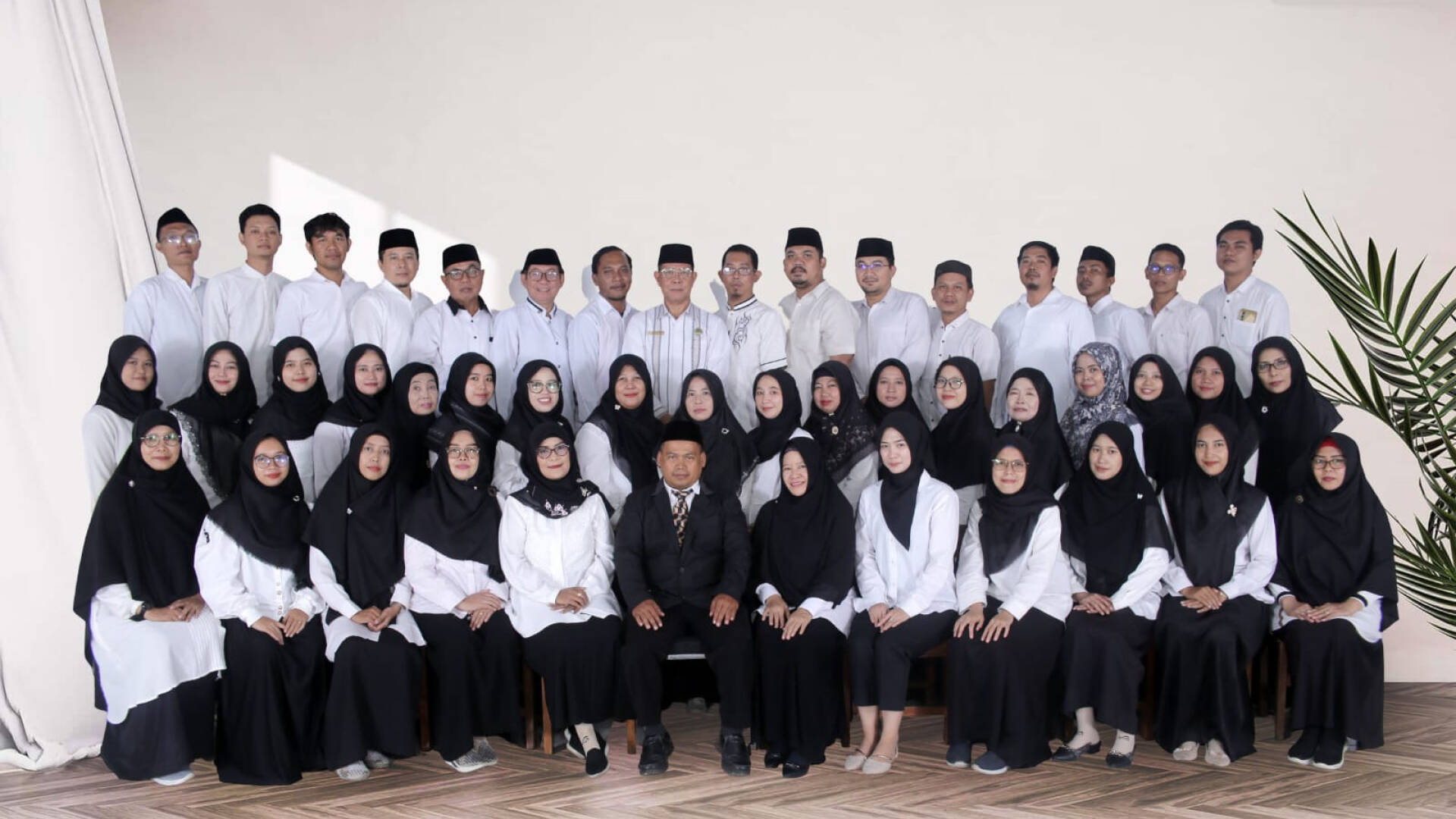 Sesi Foto Bersama dengan kepala sekolah