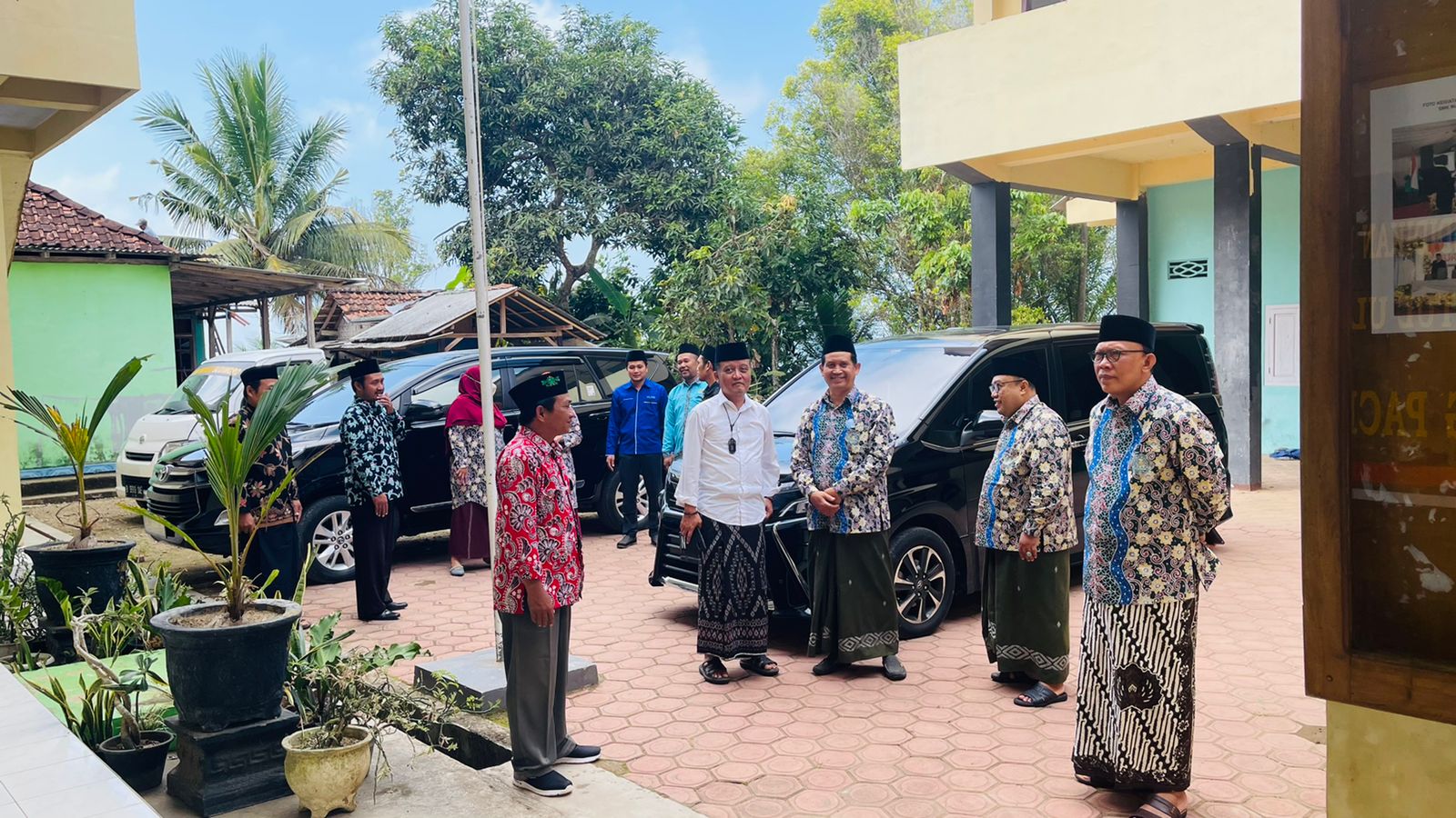 Kunjungan Rektor dan Dosen UNISMA tiba di SMK Ma'arif