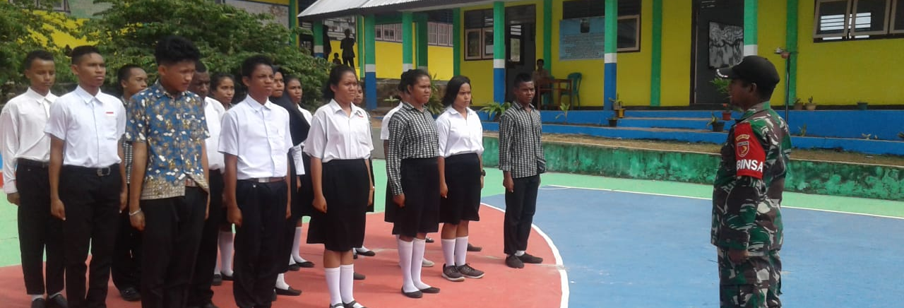 Latihan PBB Oleh Babinsa SMK Kesehatan Romel Tual