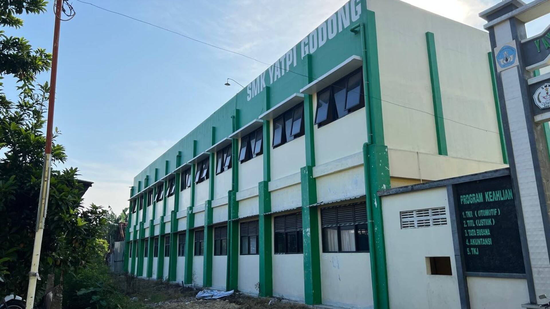 GEDUNG PALING DEPAN SMK YATPI GODONG