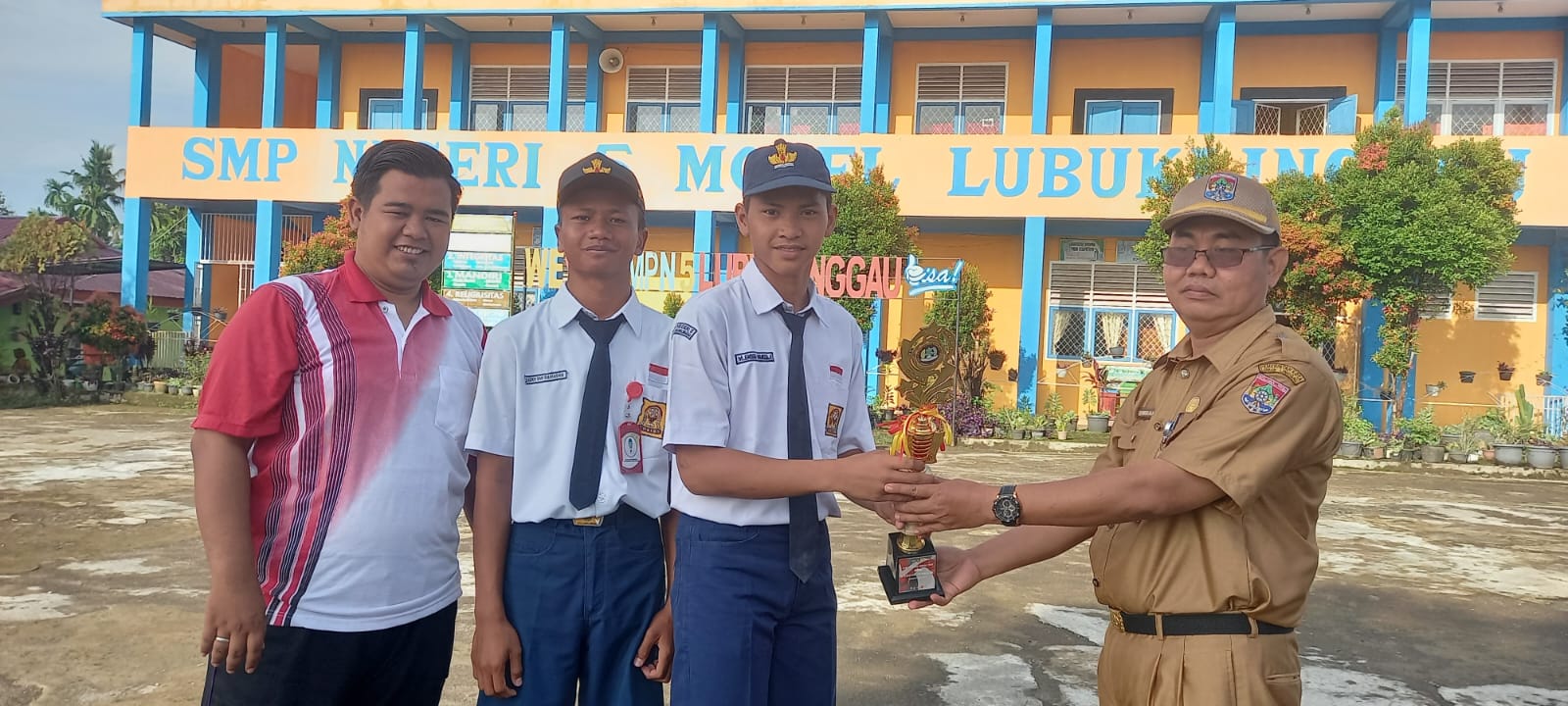 Penyerahan piala