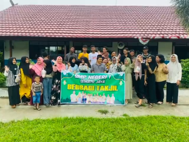 SMPN 1 Sematu Jaya berbagi Takjil