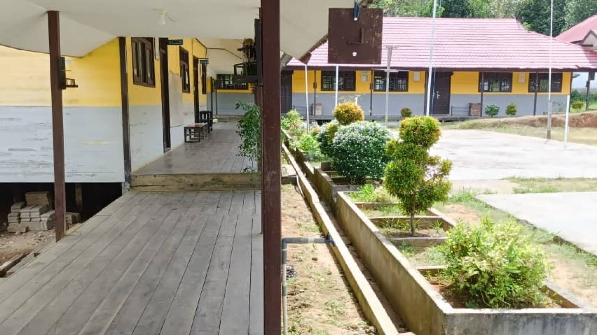Selasar Depan dan Ruang Kelas
